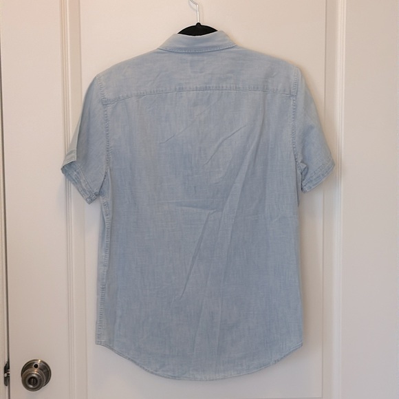 GAP Men’s Chambray Button Down Short Sleeve Shirt - Picture 4 of 9